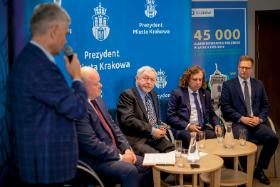 Szef działu nauki POLITYKI Edwin Bendyk, szef Biura Ochrony Powietrza i Polityki Klimatycznej Warszawy Marcin Morawski, prezydent Krakowa Jacek Majchrowski, prezydent Sopotu Jacek Karnowski, pełnomocnik prezydenta Krakowa Paweł Ścigalski.