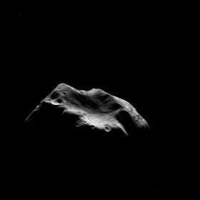 Lutetia, czyli po łacinie Paryż. Asteroida z głównego psa planetoid. Ma 132 km długości i 101 km szerokości. Zdjęcie zostało wykonane 10 lipca 2010 r. przez sondę Rosetta z odległości 3169 km. Lutetia składa się z metali, krzemianów i regolitu.