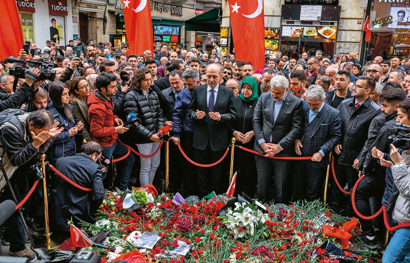 Prezydent Erdoğan oddaje hołd ofiarom zamachu bombowego w Stambule.