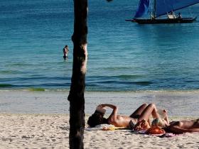 W 2009 roku sąd uniewinnił dwie Szczecinianki, które zostały ukarane rok wcześniej za oplanie się topless na jednym z kąpielisk. Tym samym, w Polsce opalanie się w tym stroju zostało dozwolone.