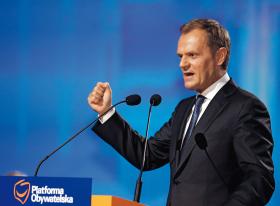 Donald Tusk nadal czyni wrażenie, że wierzy w szanse przedłużenia hossy dla Platformy, że w momencie wyborów Polacy znowu ją poprą, wbrew swoim narastającym wątpliwościom i rozczarowaniom.