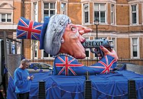 Premier Theresa May zapowiada, że w negocjacjach rozwodowych będzie „cholernie twardą kobietą”.