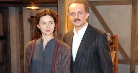 Agnieszka Grochowska i Piotr Adamczyk na planie Teatru Telewizji „Rzecz o banalności miłości” w reżyserii Feliksa Falka.