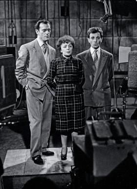 Aznavour (pierwszy z prawej) z Edith Piaf i Eddiem Constantine'em w telewizyjnym show, 1951 r.