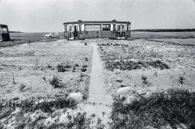 Kiedyś, w PRL, na działkach stawiano co się da: kioski Ruchu, wozy Drzymały, a nawet tramwaje.