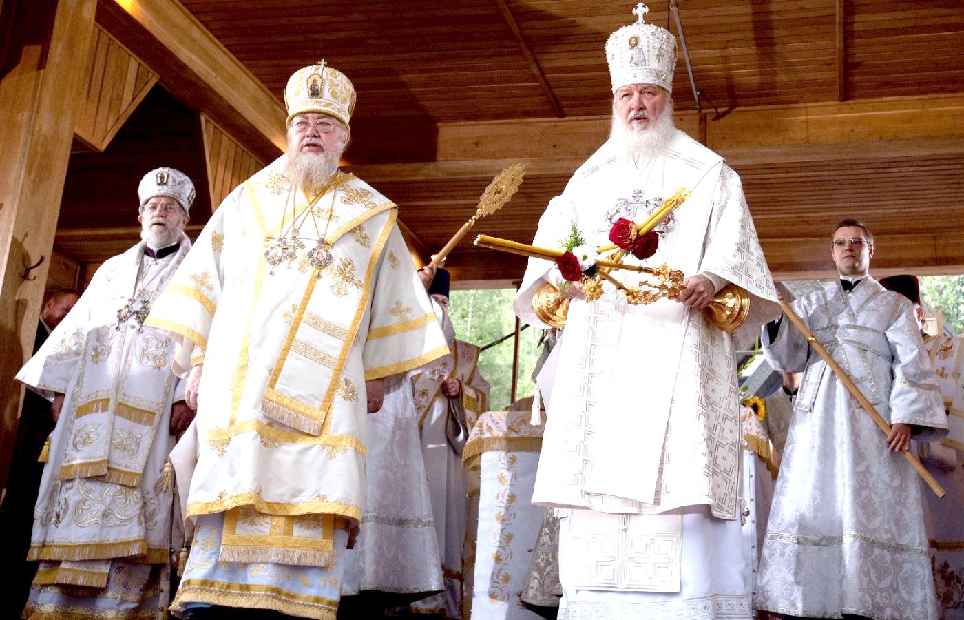 Spotkanie metropolity Sawy (z lewej) z patriarchą Cyrylem w sanktuarium na Grabarce w 2012 r.