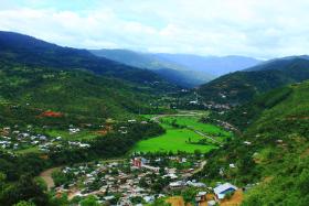 Manipur zamieszkują społeczności rolnicze, mówiące językami z grupy tybetańsko-birmańskiej.