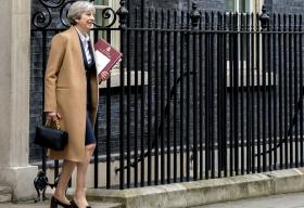 Theresa May na Downing Street 10.