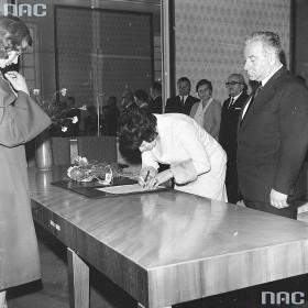 PRL manifestacyjnie zerwał z tradycją kościelną. Ślub cywilny działacza Naczelnego Komitetu Zjednoczonego Stronnictwa Ludowego w Pałacu Ślubów. Grudzień 1973 r.