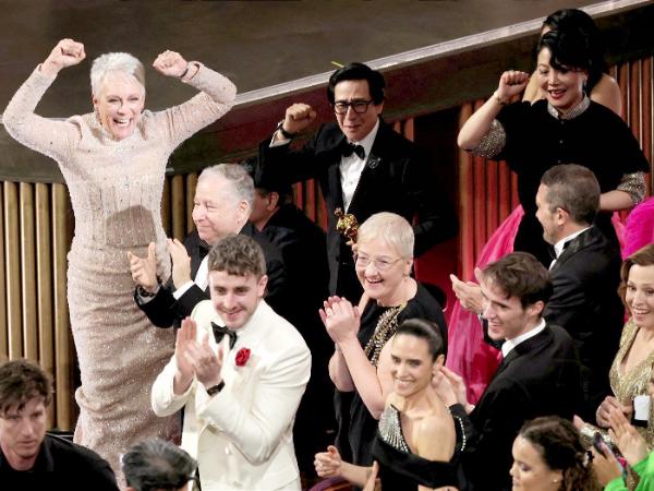 Radość ekipy filmu „Wszystko wszędzie naraz” na 95. gali oscarowej