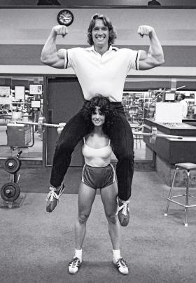 Arnie u progu swojej wielkiej kariery, pozuje z modelką fitness Yvette. Los Angeles, 1979 r.