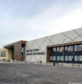 Bydgoszcz to także miejsce rozmaitych spotkań i zjazdów. Czego dowodem Bydgoskie Centrum Targowo-Wystawiennicze (BCTW), przykład udanej, nowoczesnej architektury użytkowej. W hali o powierzchni 16 tys. m kw. organizowane są wystawy, targi, konferencje i szkolenia. Największa z sal konferencyjnych pomieści nawet 520 osób, ale to odpowiednie miejsce także dla spotkań o bardziej kameralnym charakterze. Centrum słynie z dobrej akustyki i... pastelowej kolorystyki we wnętrzach sal. Przylega do Leśnego Parku Kultury, ma więc przy okazji malownicze sąsiedztwo. BCTW powstało w 2009 r., nowoczesną halę oddano zaś do użytku sześć lat później. Bydgoszcz dołączyła tym samym do grona największych miast targowych w kraju.