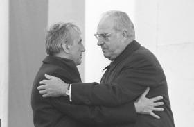 Historyczny moment: premier Tadeusz Mazowiecki i kanclerz Helmut Kohl przekazują sobie znak pokoju. Krzyżowa, 12 listopada 1989 r.