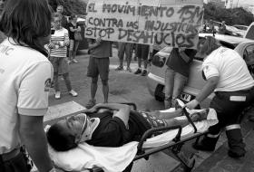 Członkowie Platformy starają się zablokować eksmisje. Często dochodzi wtedy do starć z policją, a manifestanci zostają ranni.