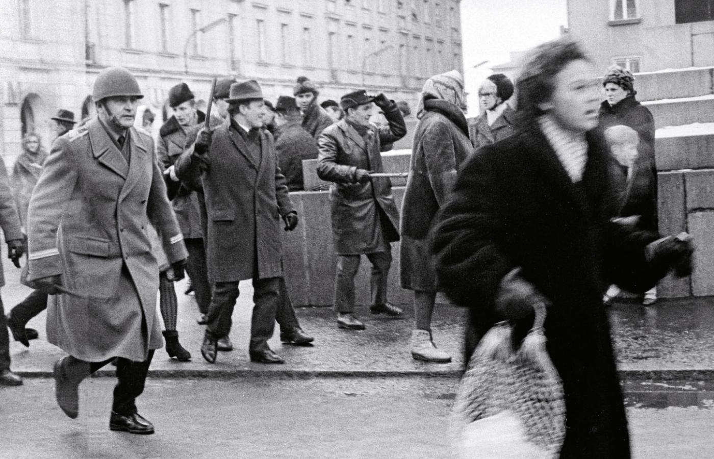 Interwencja milicji w Warszawie na Krakowskim Przedmieściu, marzec 1968 r.