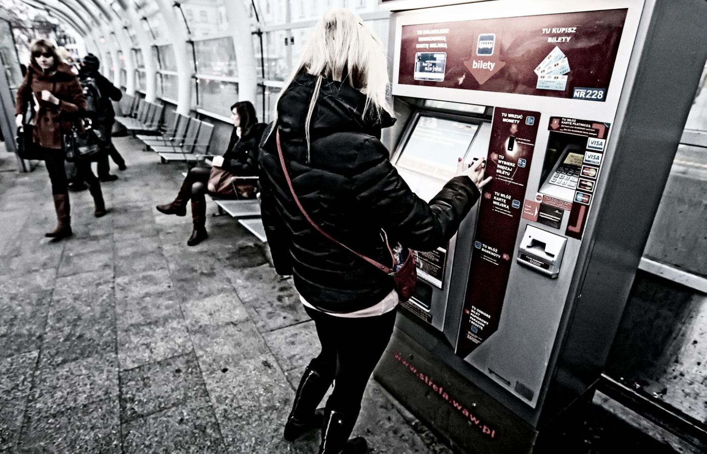 Choć stacjonarne automaty biletowe przyjmują jeszcze gotówkę, w wielu autobusach i tramwajach zamontowano już automaty tylko na karty.