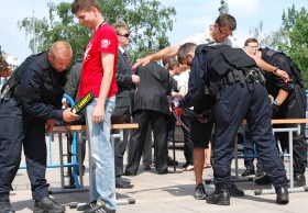 (Wcześniej przeszli prawdziwą drogę krzyżową z kontrolą osobistą. Tyle 'skanowania', by móc spokojnie przejść do sektora dla mediów.)