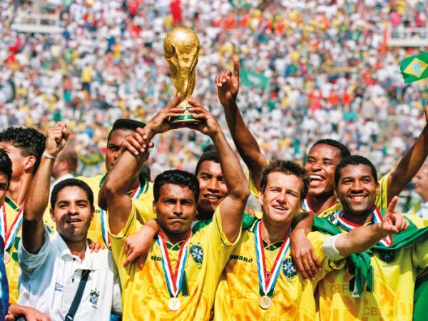 Mundial 1994, zwycięska drużyna Brazylii. Zachowawczy styl gry zespołu krytykował publicznie Pelé.