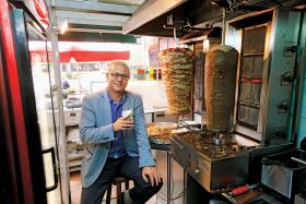 Omar Al-Shehabi, Palestyńczyk. Uważa, że Polacy są narodem otwartym, acz niepozbawionym uprzedzeń.