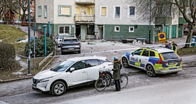 Wojna gangów w Sztokholmie. Podłożyć bombę lub ostrzelać dom? Nie ma jak tani, bezkarny, nieletni Szwed.