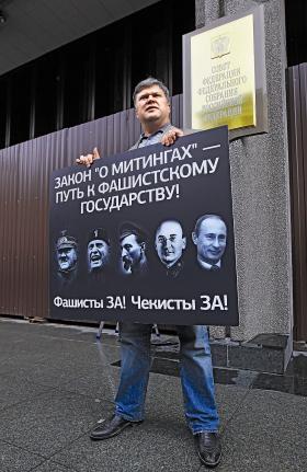Siergiej Mitrochin - szef partii Jabłoko protestuje przed rządowym budynkiem: „ Prawo o zgromadzeniach  - droga ku faszystowskiemu państwu. Faszyści za! Czekiści za!”
