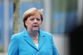 „Merkel z pewnością jeszcze przez jakiś czas będzie pełniła funkcję kanclerza, ale w polityce europejskiej mamy już do czynienia z epoką postmerkelowską”.