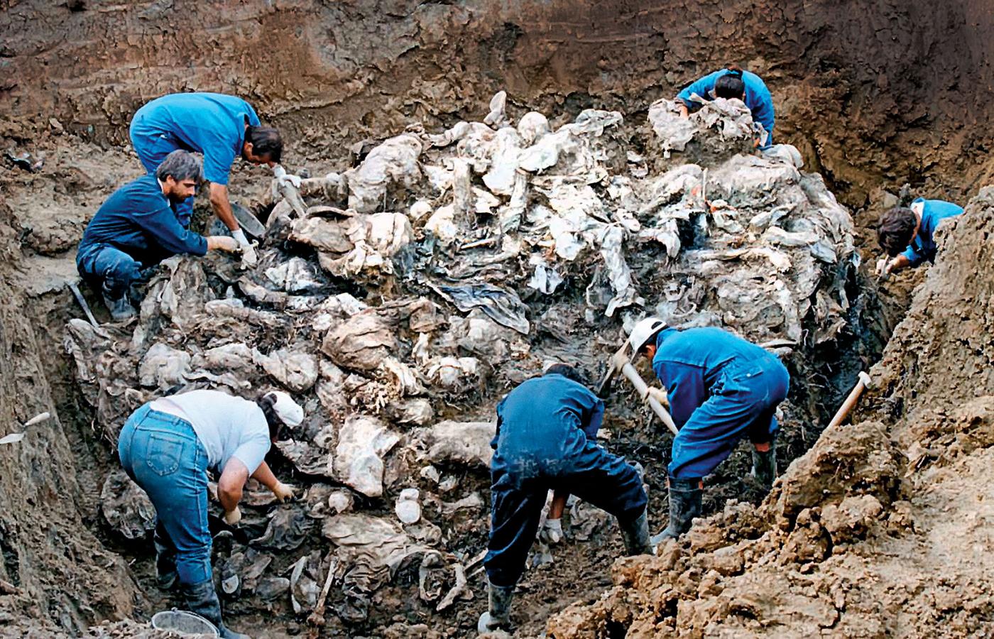 Eksperci z Międzynarodowego Trybunału Karnego dla byłej Jugosławii pracują w masowym grobie znalezionym we wsi Pilica, 1996 r.
