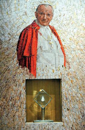 Relikwie krwi Jana Pawła II z kościoła w Warszawie.