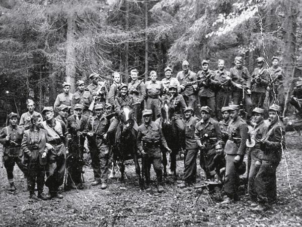 Żołnierze Józefa Kurasia „Ognia” (stoi po lewej z żoną) nad przełęczą Borek w Gorcach, lato 1946 r.