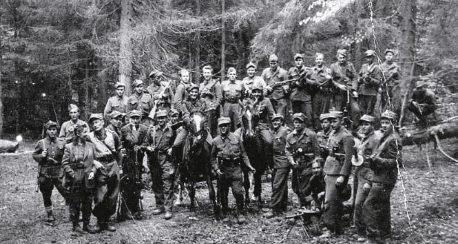 Żołnierze Józefa Kurasia „Ognia” (stoi po lewej z żoną) nad przełęczą Borek w Gorcach, lato 1946 r.