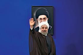 Trzymający państwo żelazną ręką Hasan Rohani w maju 2017 r. został ponownie prezydentem Iranu, zdobywając w wyborach 57 proc. głosów. Za nim portret Najwyższego Przywódcy.