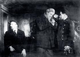 Lenin w kabinie parowozu, kadr z filmu „Lenin w październiku” z 1937 r.; (w lipcu 1917 r. Lenin uciekł do Finlandii, po zdelegalizowaniu partii bolszewików jako agentury niemieckiej, skąd wrócił na przewrót).