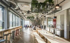 Zrezygnowano z wersji „na bogato”, wybierając raczej „na hipstersko”. Dominuje architektoniczny beton i drewno.