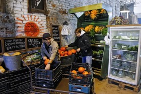 Ogrodnik Ludwik Majlert wraz z żoną sprzedają warzywa wprost ze swego gospodarstwa