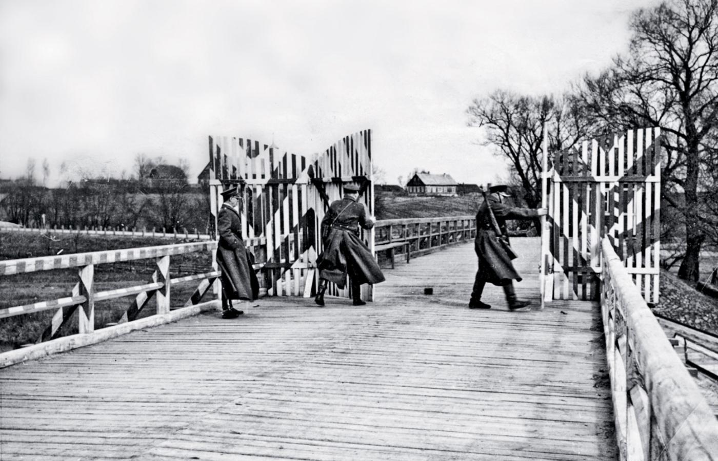 Polsko-litewskie przejście graniczne przez most na rzece Mereczance, 1938 r.