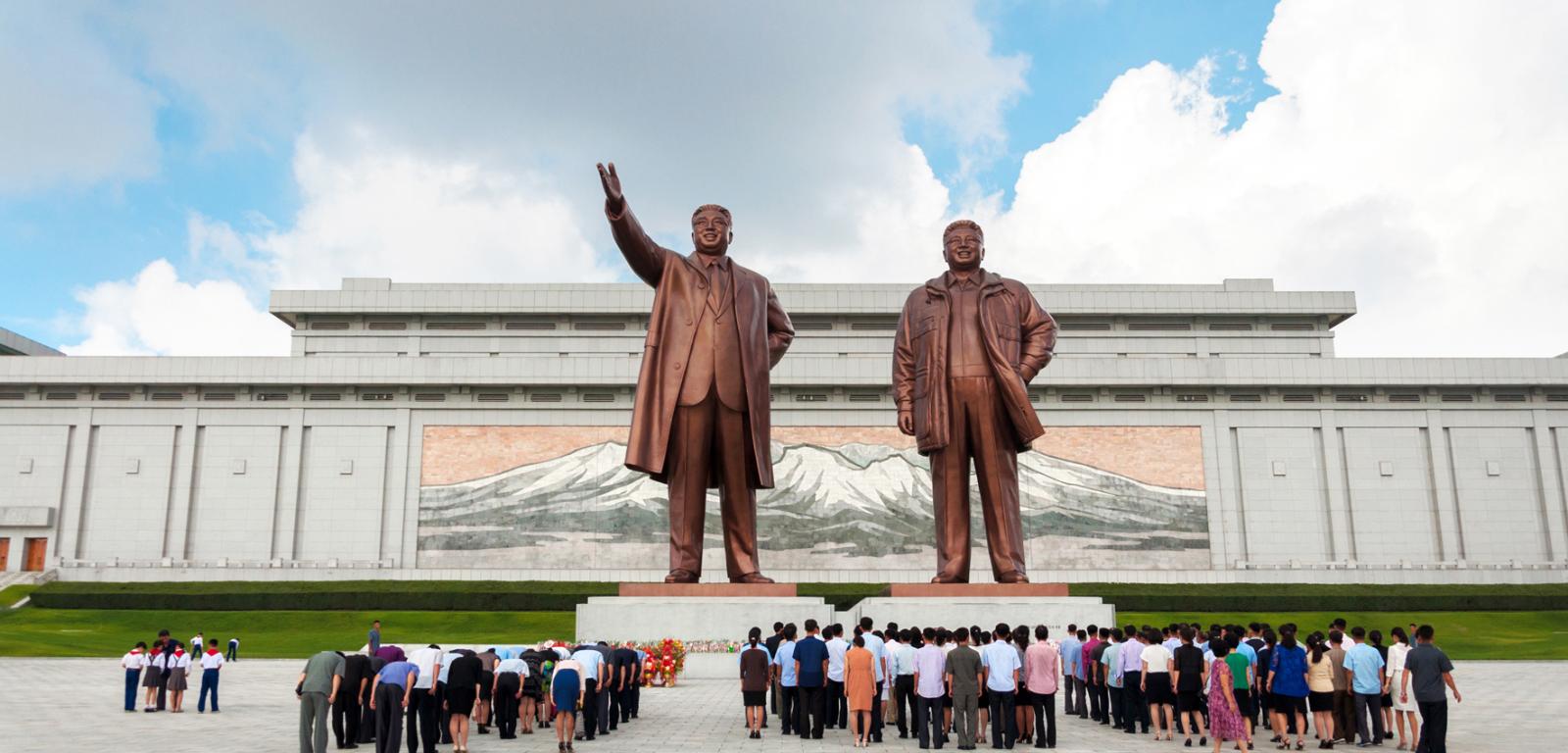 Brązowe rzeźby Kim Il Sunga i Kim Dzong Ila na wzgórzu Mans. Pjongjang, Korea Północna.