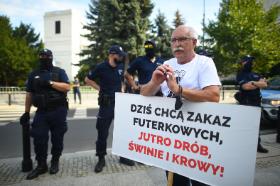 „Piątka dla zwierząt” wywołała protesty rolników i pracowników pokrewnych branż. Na fot. protest przed Sejmem w Warszawie, 16 września 2020 r.