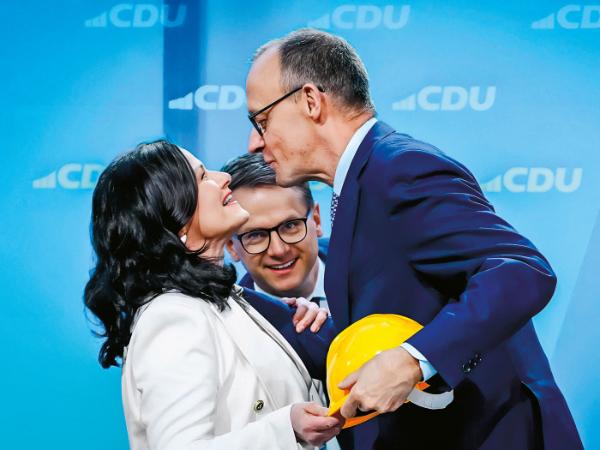 Chadecy aprobują koalicję z SPD, ale kask się przyda... Od lewej: Gitta Connemann (sekretarz stanu w ministerstwie gospodarki),Carsten Linnemann (sekretarz generalny CDU) i Friedrich Merz.