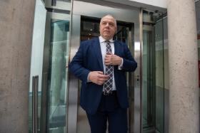 Podatki od dużych firm, według ministra Jacka Sasina, miały być przeznaczone na wsparcie konsumentów i samorządów najbardziej dotkniętych podwyżkami cen energii.