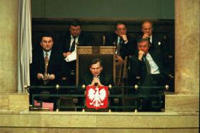 Aktualnie obowiązującą konstytucję przyjęło Zgromadzenie Narodowe 2 kwietnia 1997 r.: 451 głosów było za, 40 przeciw, 6 wstrzymujących się.