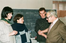 Z prawej profesor Jerzy Skarżynski, wielki scenograf i admirator komiksu, ze studentami. Udzielił „Fantastyce” dwóch wywiadów.