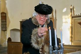 Pastor Eginald Schlattner ze wsi Rosia/Rothberg. Dziś nie ma już dla kogo odprawiać nabożeństwa.