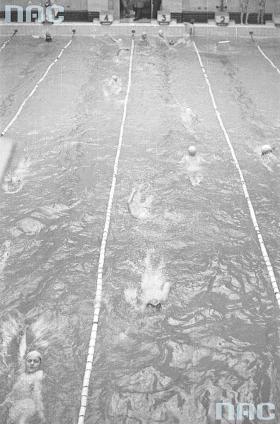 Zimą w mieście -  jedyna kryta pływalnia. Pałac Młodzieży w PKiN, Warszawa, 1961 r.