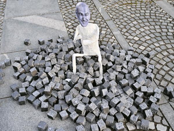 Protest przeciwko Janezowi Janšy, szefowi opozycyjnej populistycznej Słoweńskiej Partii Demokratycznej (SDS). Zarzuca mu się kontakty z agentami Sześcianu i wyborcze intrygi.