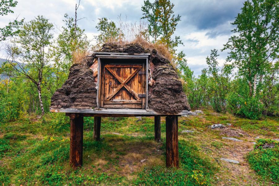 Rekonstrukcja wiosenno-jesiennego schronienia. Tak żyli Saamowie pod koniec XIX w. Park Narodowy Abisko w Szwecji.