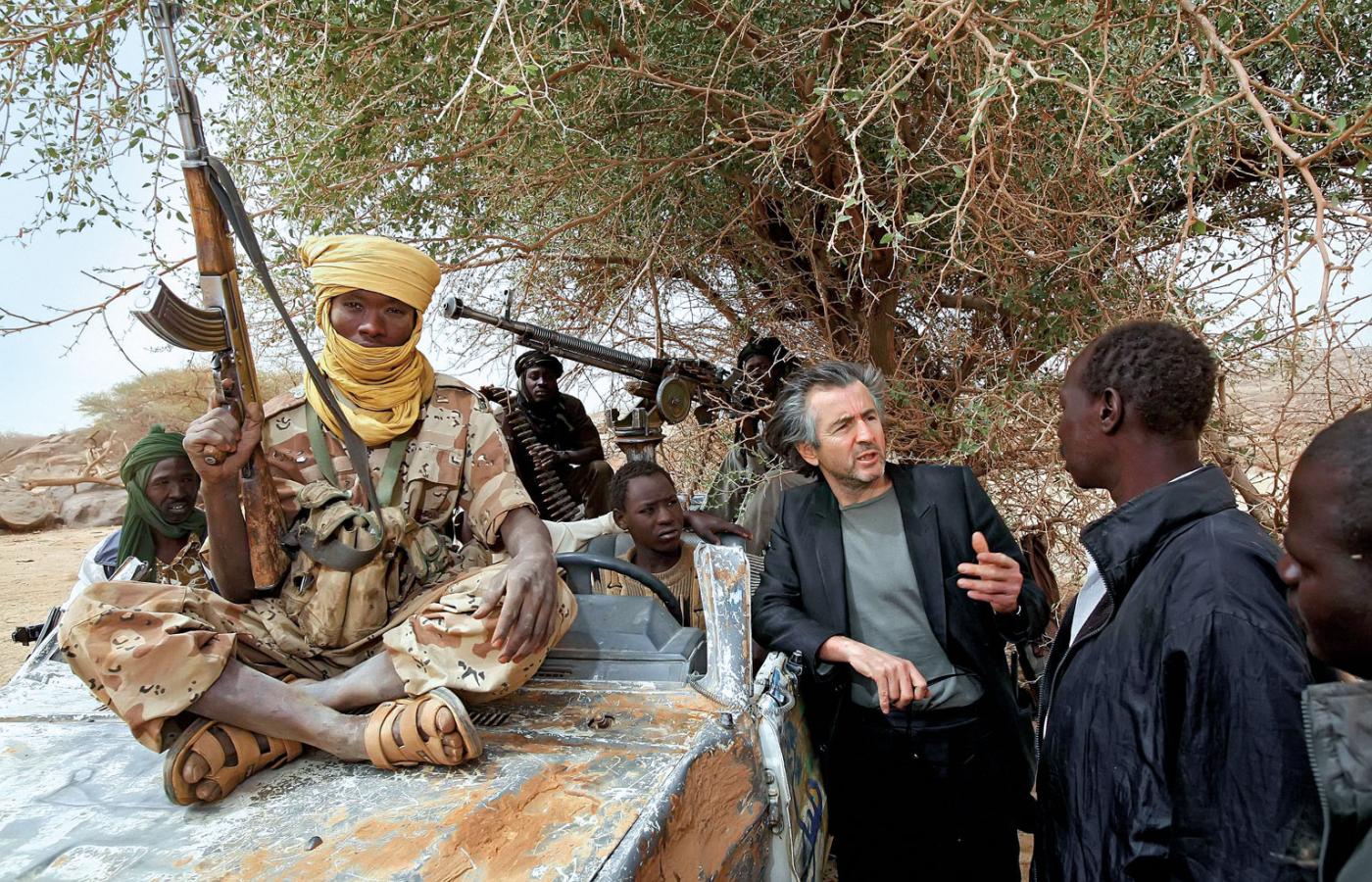 Popularność BHL to efekt jego reporterskich wypraw – jego relacje z miejsc ogarniętych konfliktem nadawały ton francuskiej opinii publicznej. Na zdjeciu: filozof wsród rebeliantów w Darfurze, marzec 2007 r.