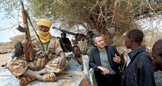 Popularność BHL to efekt jego reporterskich wypraw – jego relacje z miejsc ogarniętych konfliktem nadawały ton francuskiej opinii publicznej. Na zdjeciu: filozof wsród rebeliantów w Darfurze, marzec 2007 r.