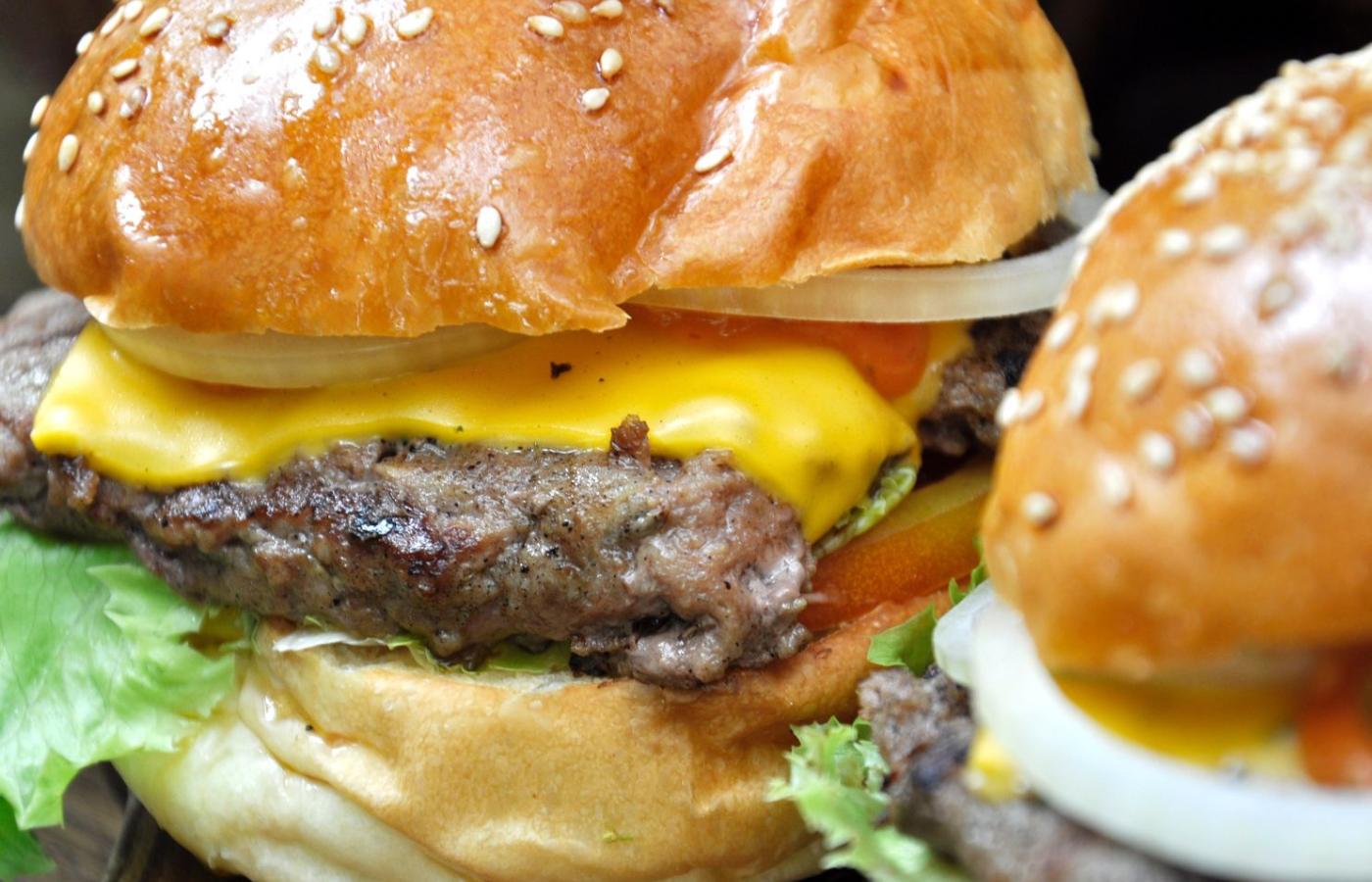 Impossible Burger nie tylko smakuje jak prawdziwy burger z wołowiny, jest też etyczny i bezpieczny dla środowiska.