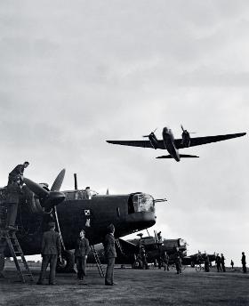 Mechanicy z 300. dywizjonu bombowego przy wellingtonach na lotnisku Hemswell, 1942 r.