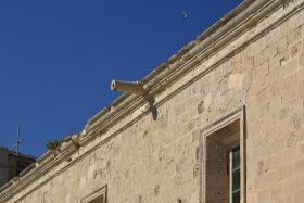 Charakterystyczny dla maltańskiej architektury detal – żygacz w kształcie armatniej lufy na fasadzie Wielkiego Szpitala, Valletta.